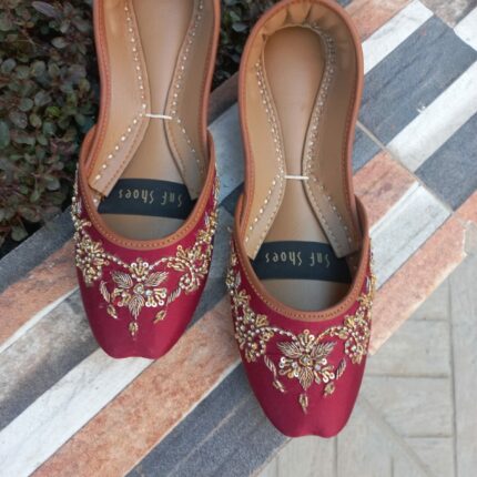 Glamour In Maroon Embroidered Khussa