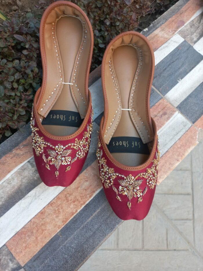 Glamour In Maroon Embroidered Khussa