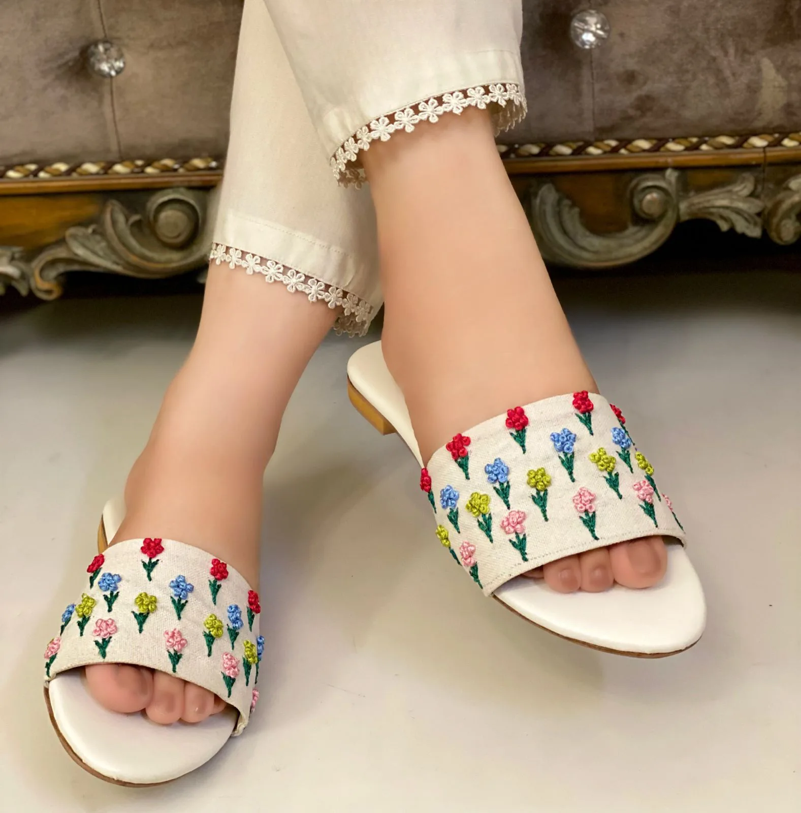 flat-6-webp White Flowers Flat For Her -3307 - Image 1