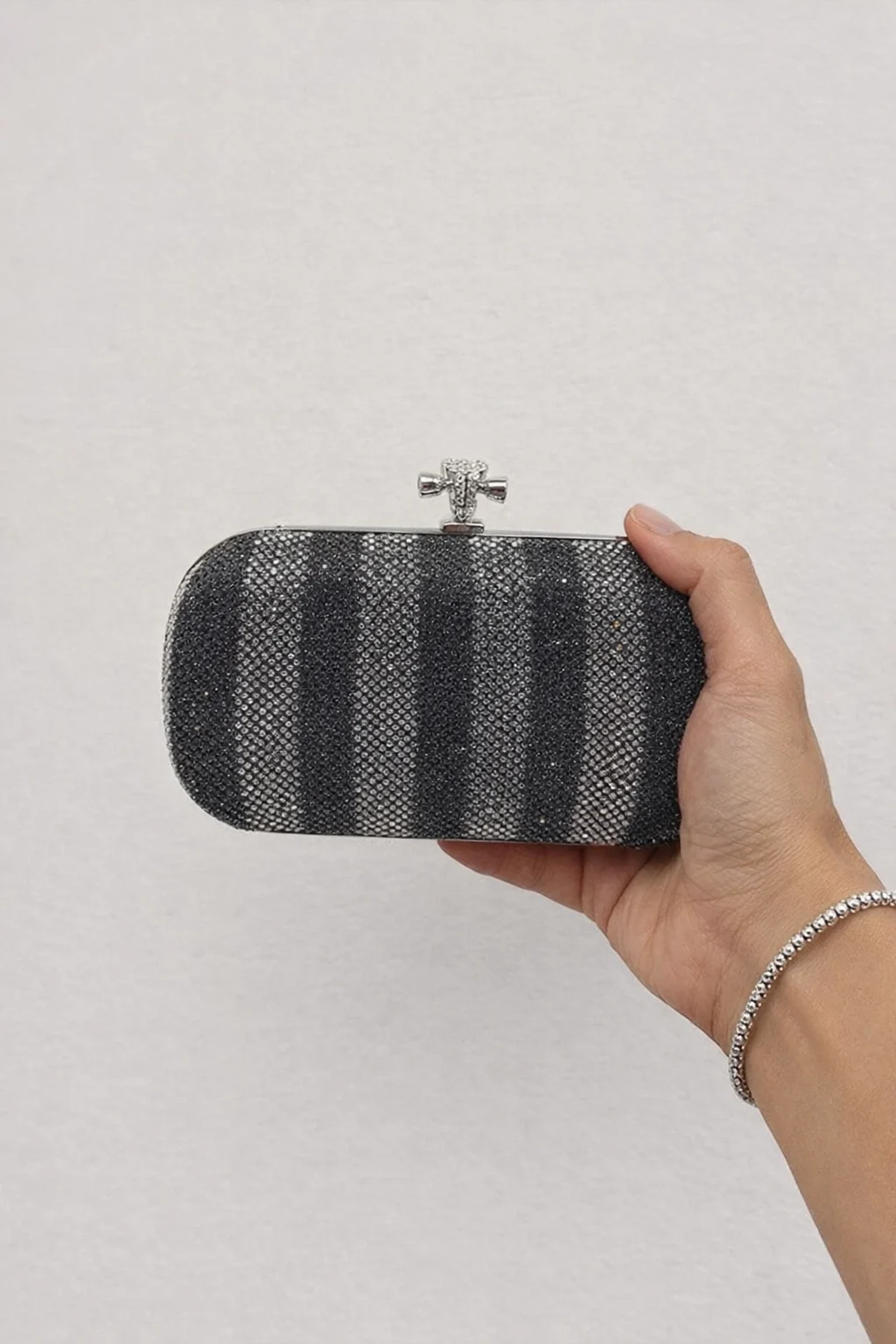 20251230_192The Gilded Stripe Black Clutch For Her7_Striped Clutch Focus_remix_01kdqtdtzdfrjt942yak42vqw5 The Gilded Stripe Black Clutch For Her