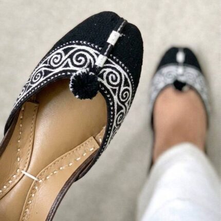 Black And White Thread Khussa For Her