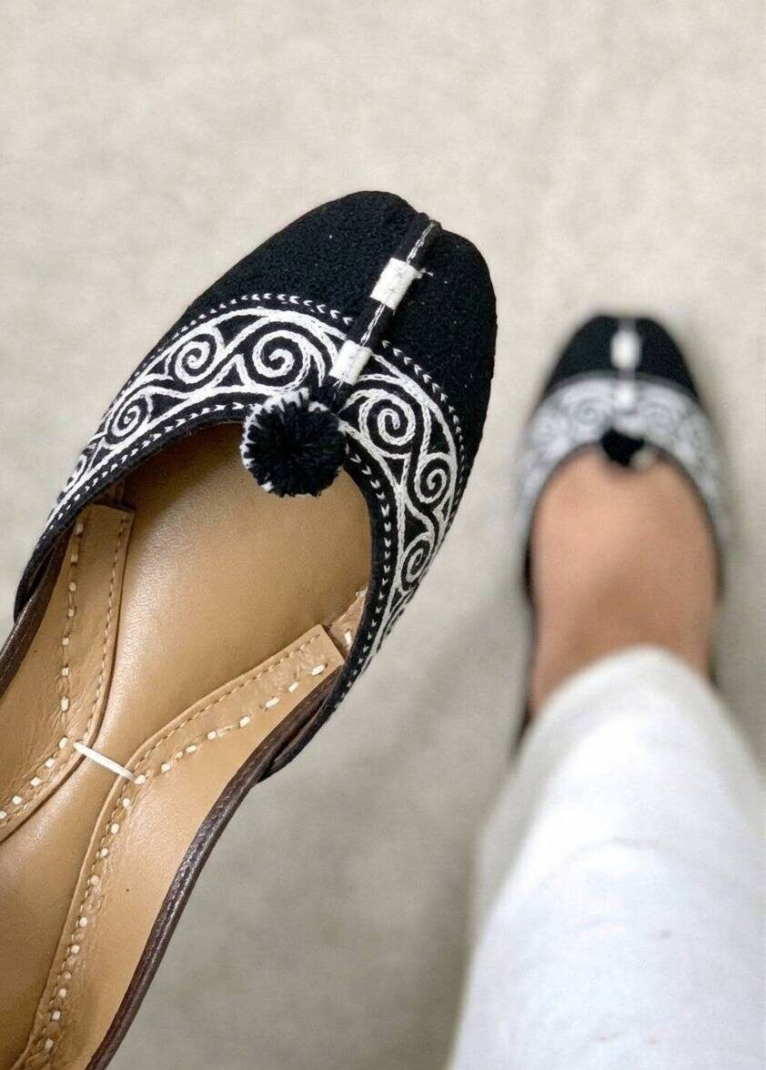 Black And White Thread Khussa For Her Black And White Thread Khussa For Her
