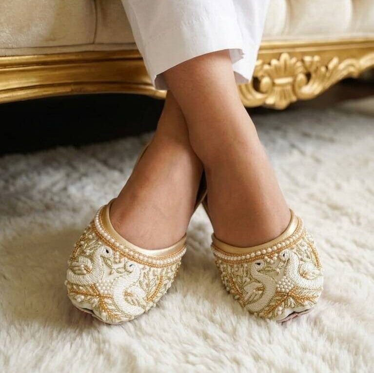 The Royal Swan Off White Jutti
