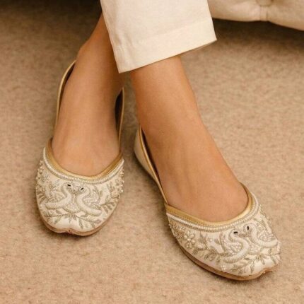 The Royal Swan White Jutti