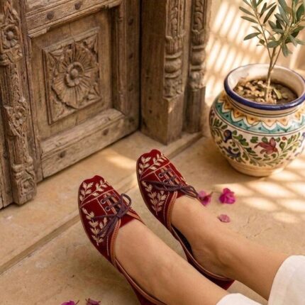 Laceups Marron Khussa For Her