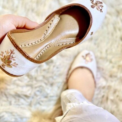 White Jutti With Golden Bunch-2382