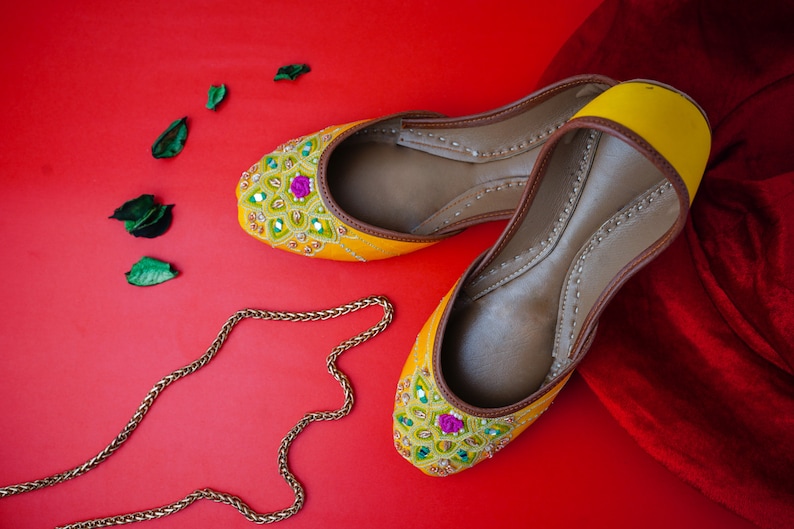 Yellow jutti With Multi embroidery 2543