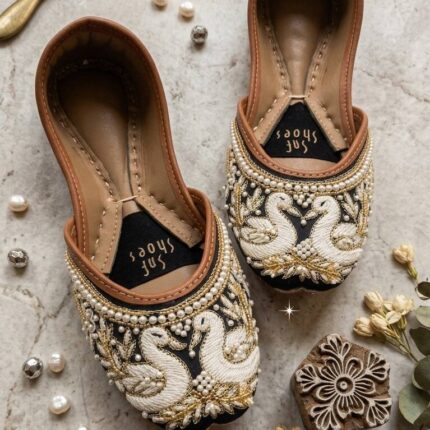 The Royal Swan Black Jutti