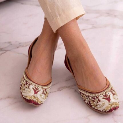 The Royal Swan Maroon Jutti