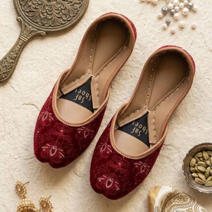 Classic Hand-Embroidered Maroon Velvet jutti 2551