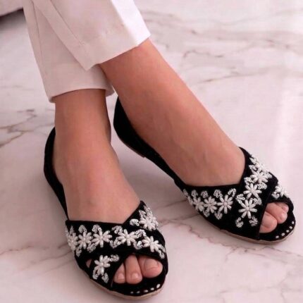 Peep Toes Women Jutti In Black